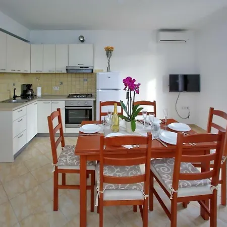 16641b Apartment Sukosan